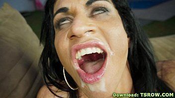 Isabella Cruz transex ganhando leitinho depois da foda