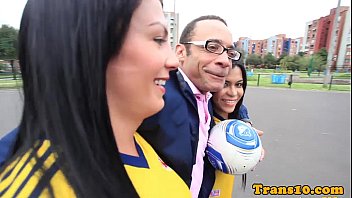 Duas travestis colombianas transando com o americano