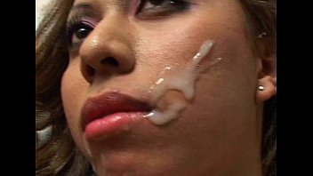 Fodendo e gozando na cara do traveco